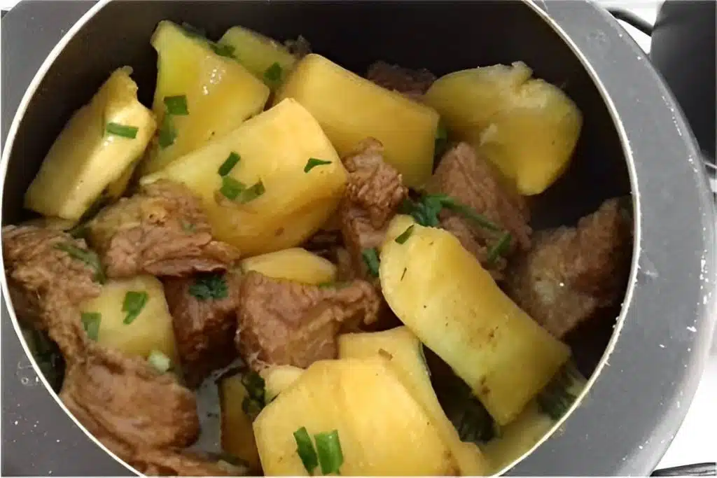carne-cozida-com-mandioca-na-panela-de-pressao-ou-vaca-atolada-1024×683.jpg