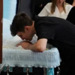 É por isso que você nunca deve beijar uma pessoa falecida, segundo médicos Imagem da página de origem