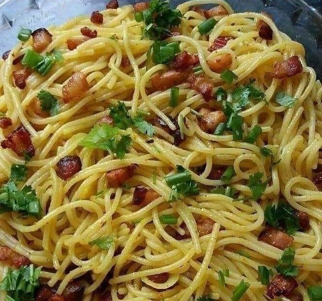 Macarrão Alho Bacon: Sabor e Praticidade em Minutos! 🥓🍜